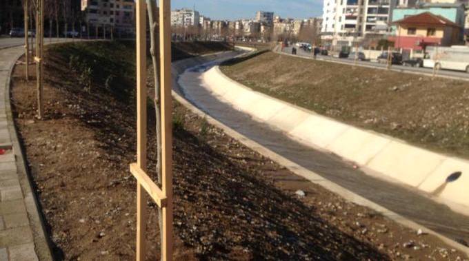 Rehabilitimi i Lanes drejt fundit - Permiresohet infrastruktura ne te dyja krahet e lumit